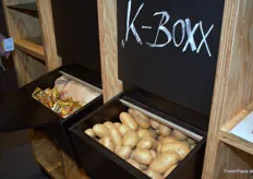The "K-"Boxx from p2raumdesign GmbH can present several potato varieties in bulk. 40 to 50 kg of potatoes can be poured in.